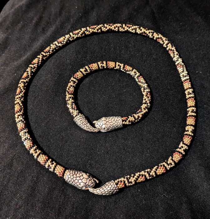 Conjunto colar/pulseira, trabalho manual