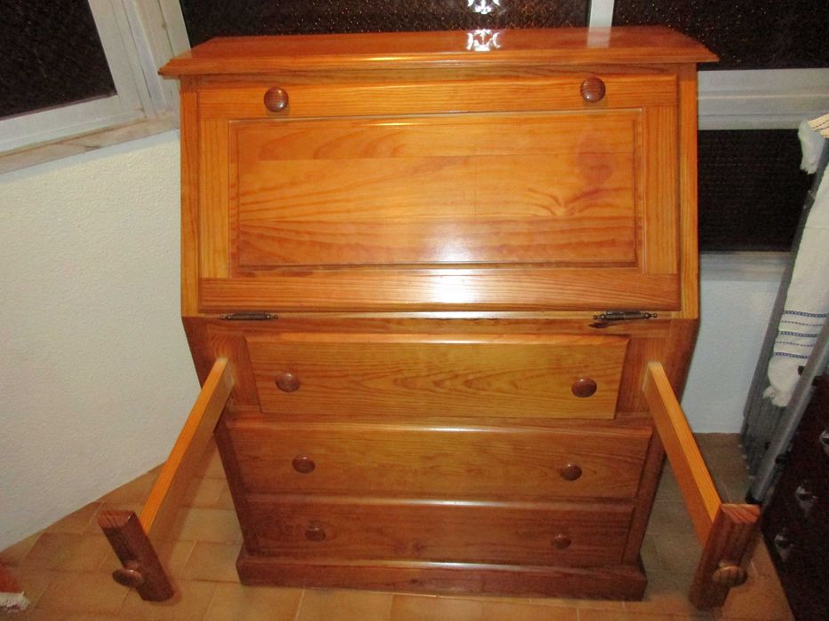 Cómoda/Secretária Clássica em Madeira Maciça