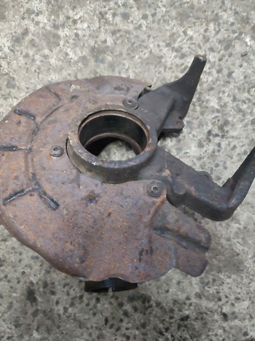 Продам кулак цапву передню ліву на шкода фабія 1,2  2006рік