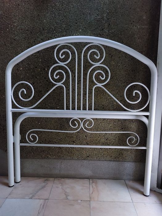 Cama de solteiro antiga em ferro