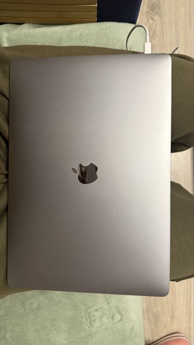 MacBook Pro 15” (2019) – model A1990