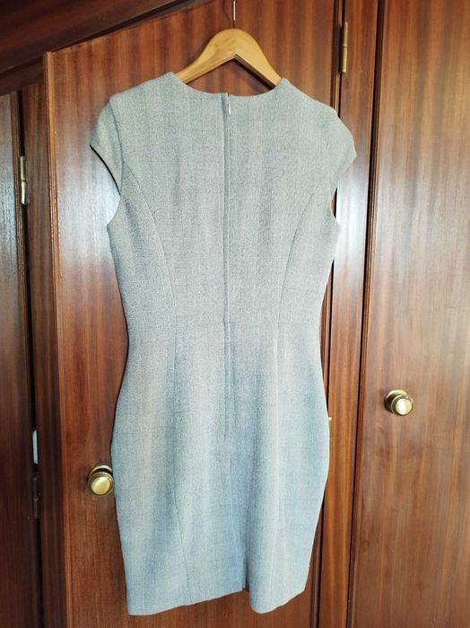 Vestido justo cinzento