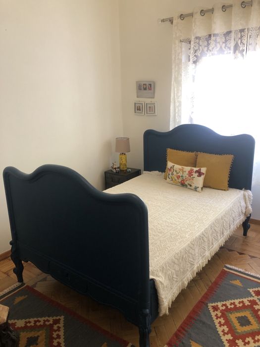 Cama de Casal de Estilo Luís XV em Azul Petróleo com Estrado