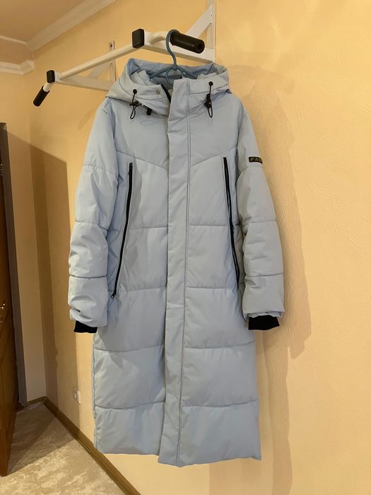 Пуховик зимовий колір блакитного льоду