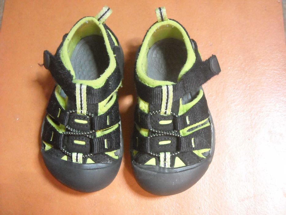 Sandálias Keen e tenis zara nº23