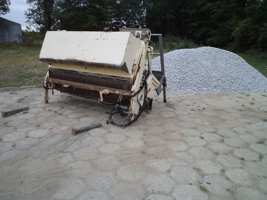 Rozściełacz układarka kruszywa grysu równiarka zawieszana auto SECMAIR