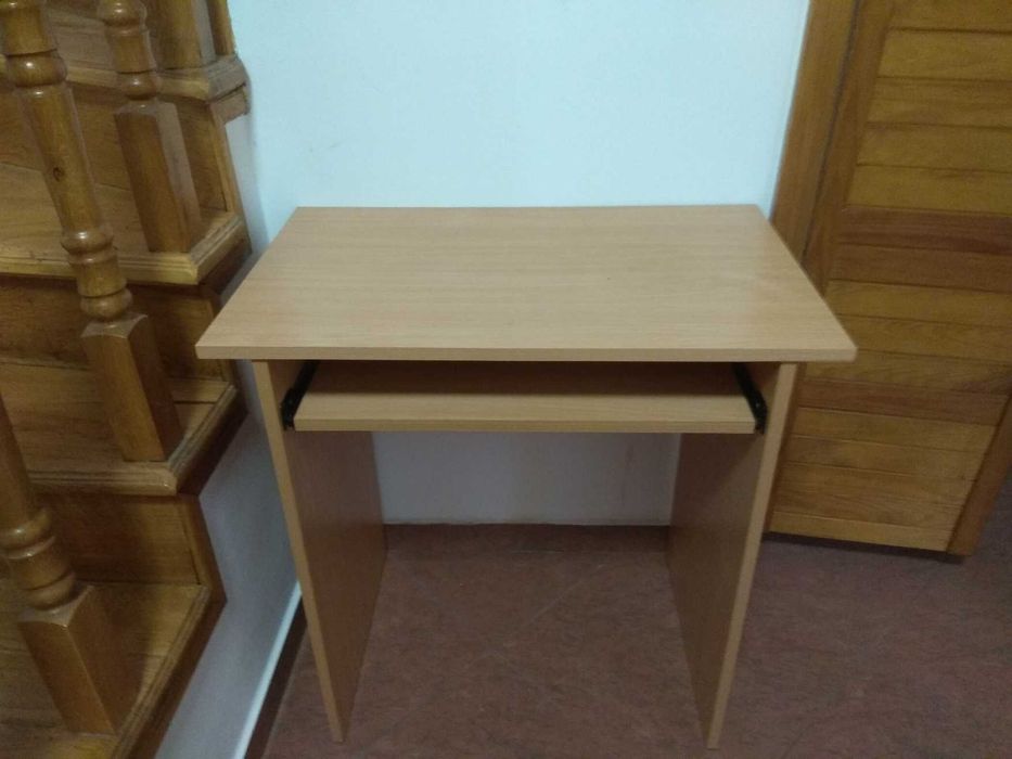 Praktyczny, stolik komputerowy lub biurko do pracy z domu