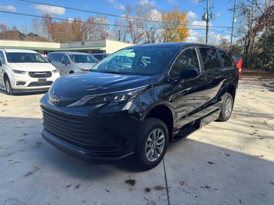 Toyota Sienna LE 8-Passenger      2024