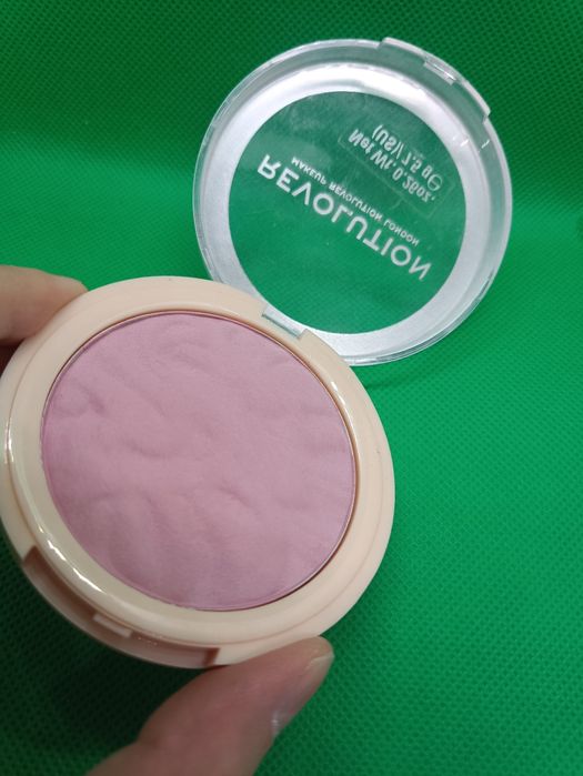 Makeup revolution róż chłodny violet love