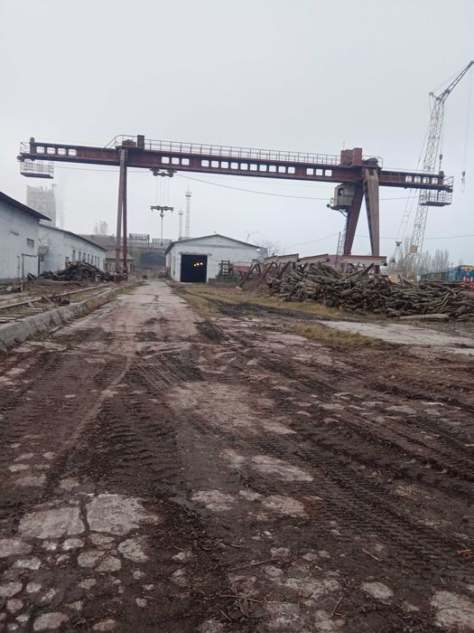 Оренда складу 569 м2 з ділянкою 1600 м2 та козловим краном