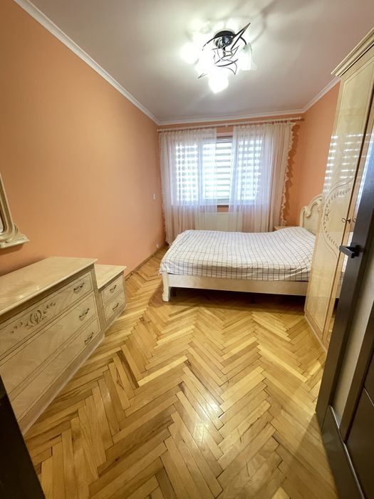 4-кімнатна квартира в центрі міста Виноградів. Третій поверх. 82 кв.м