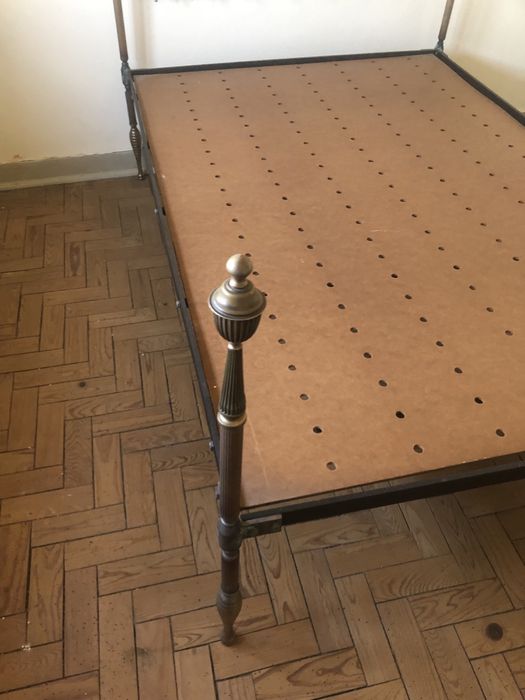 Cama casal e pin metal e brancos novos e dois móvel cabides muito bons