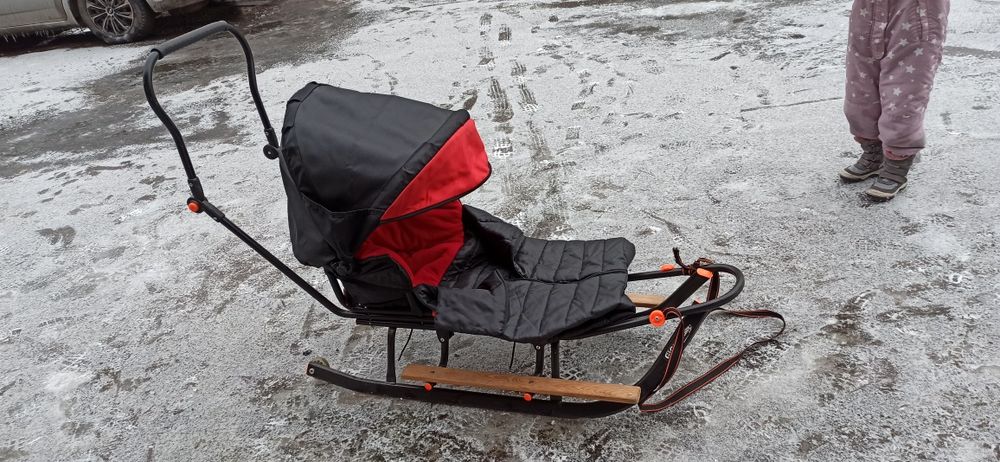 Sanki z oparciem, śpiworkiem, pchaczem, budką, zapięciem, podnóżkiem