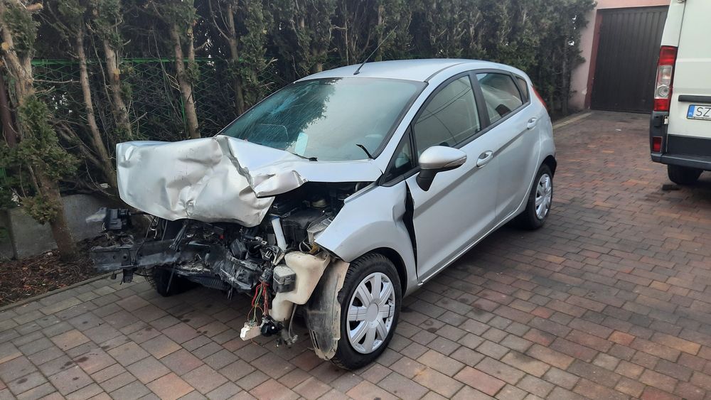 Ford fiesta mk7 2011r uszkodzona
