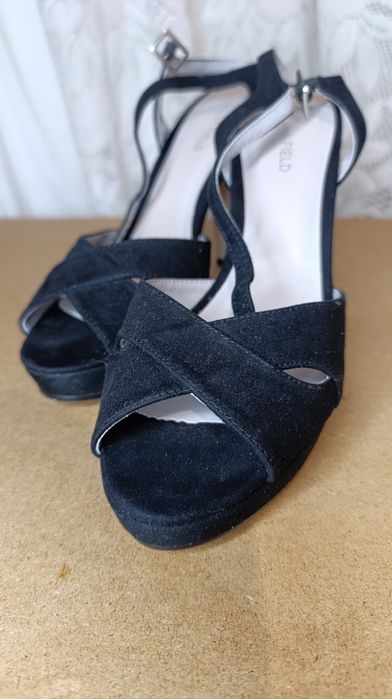 Босоніжки на каблуку,нові.