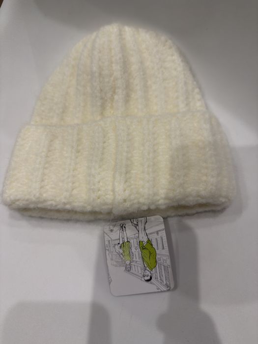 Тепла жіноча шапка