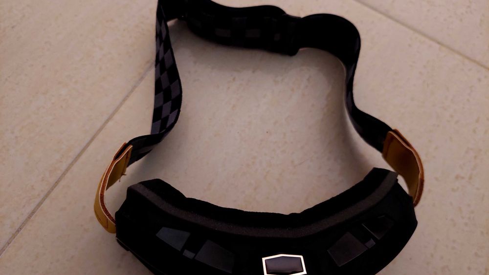 Vendo óculos motard várias cores disponíveis.