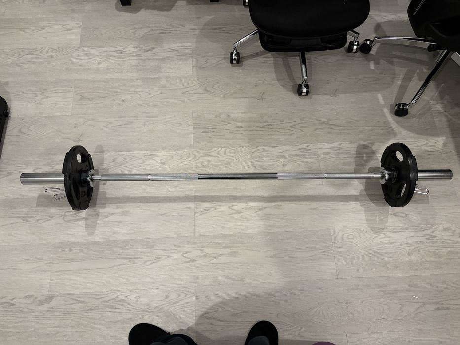 Barra olimpica de 15 kg com 2 halteres de 5kg e fixadores