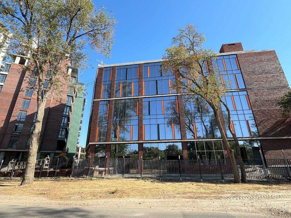 Дерби ТЦ фасад здание 7700 м +терраса, паркинг, рампа