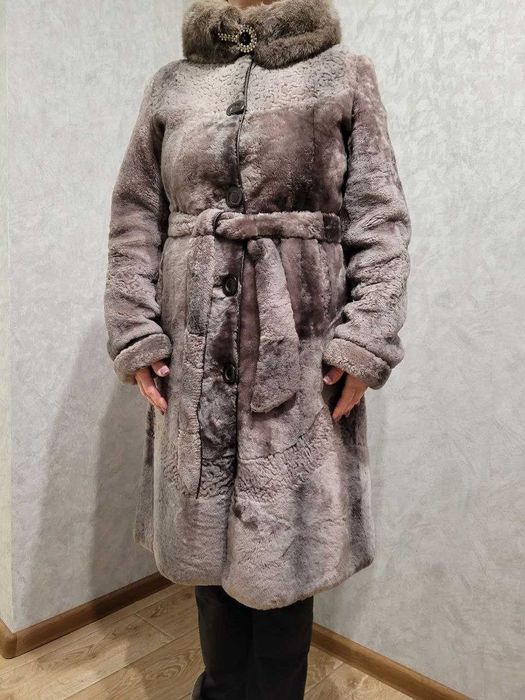Шуба сіра натуральний мутон, капюшон норка