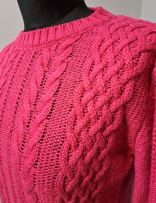 Różowy sweter o grubym warkoczowym splocie wełniany ozgu 34 36