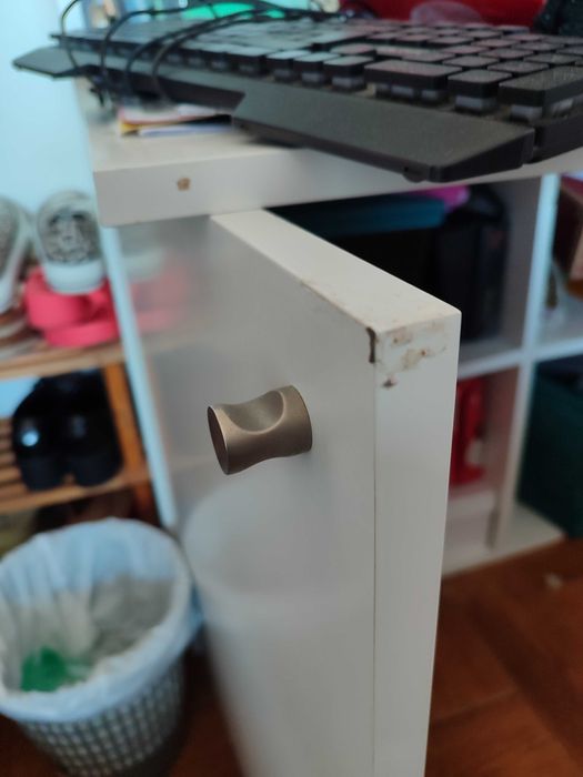 Armario secretária em que a parte onde está o computador fecha.