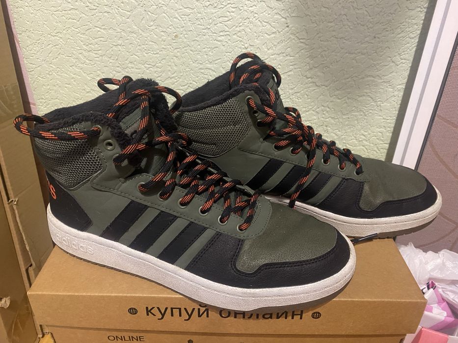 Продам зимні кросівки Adidas
