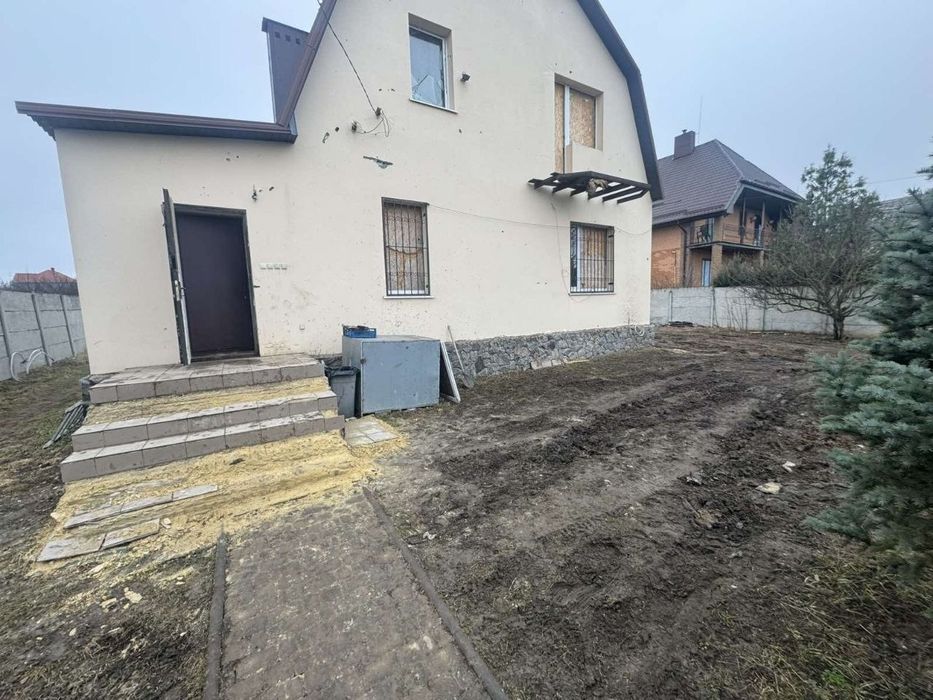 Житловий будинок із земельною ділянкою