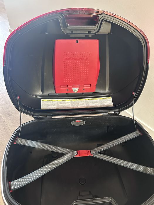 Top case Givi v46 + base