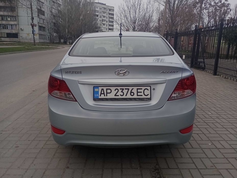 Отличный HYUNDAI Accent 1.4 газ/бензин 2012 года