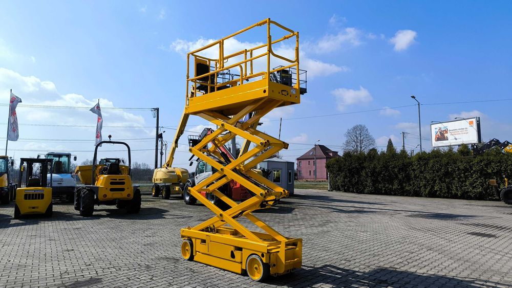 Elektryczny podnośnik nożycowy HAULOTTE Compact 8 Rok produkcji 2011