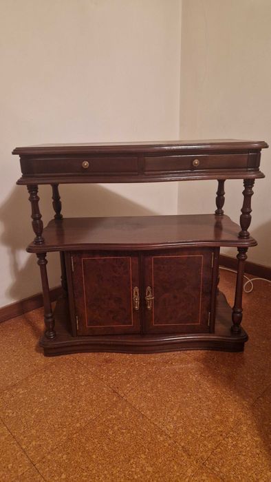 Mesa com garrafeira sala