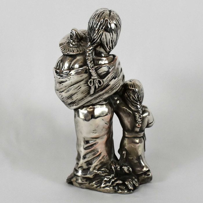 Grupo escultórico de mãe Mexicana e filhos em folha de prata