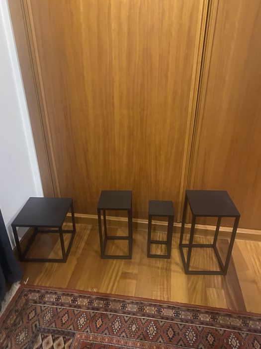 Conjunto de mesas de apoio