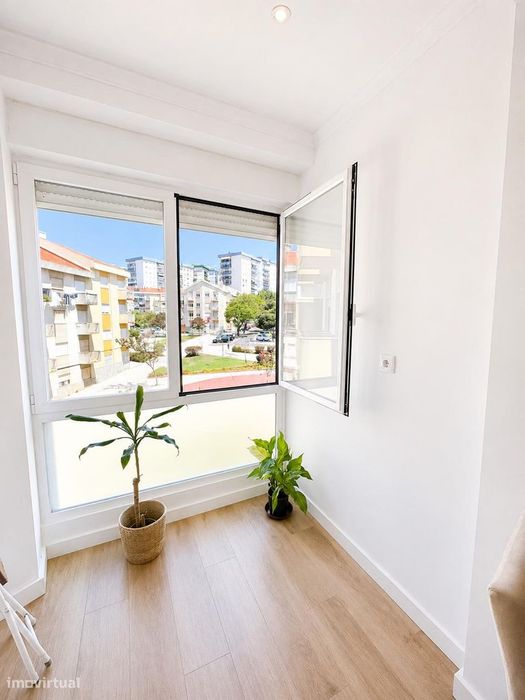 T1 Remodelado | Excelente Luminosidade | Centro Cívico de Carnaxide