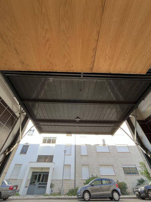 Portão de garagem com motor elétrico