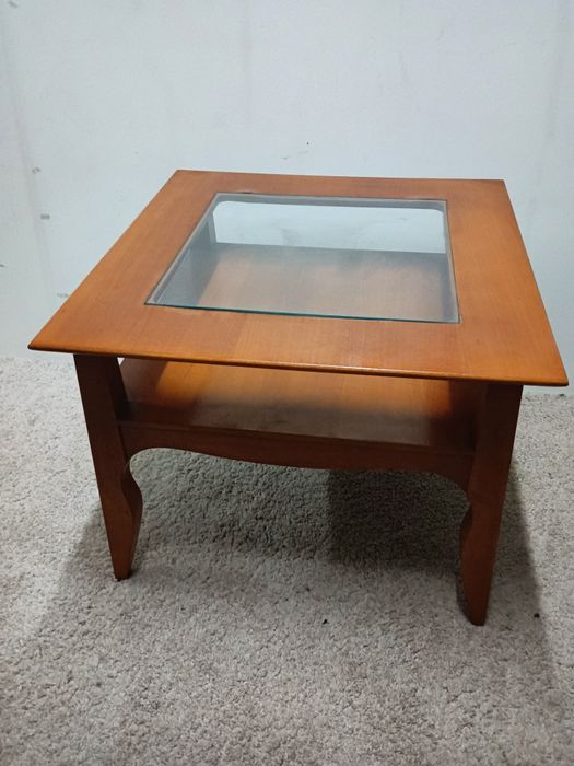 Mesa de centro em madeira de cerejeira com tampo em vidro.
Medidas:60/