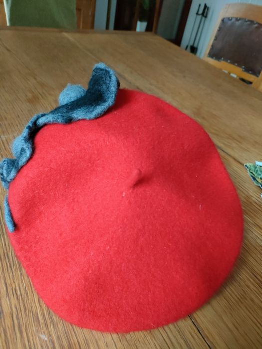 Nowy czerwony beret z kwiatami.