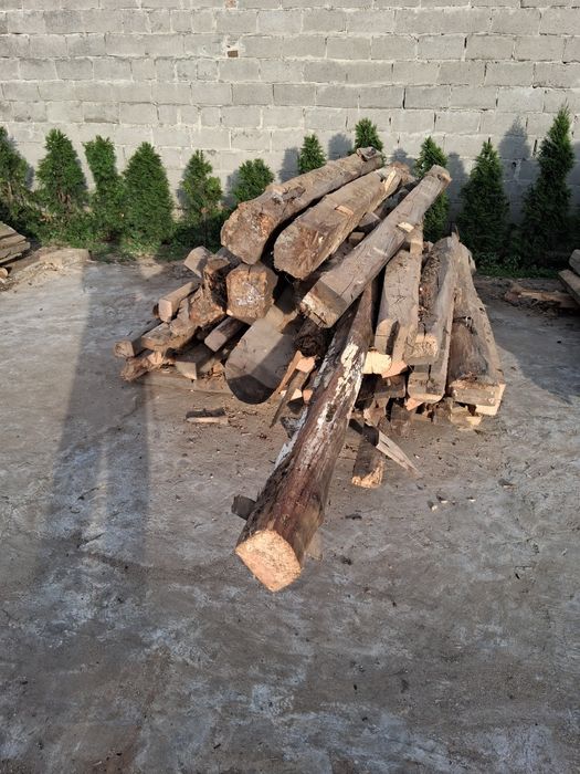 Grube drewno na opał z konstrukcji stodoły