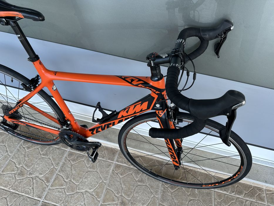 Bicicleta de estrada KTM - carbono