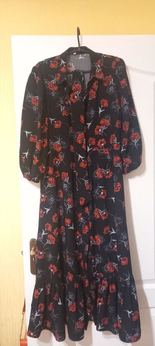 Продам плаття. НОВЕ.Жодного разу не одягнене.Чорне,принт червоні рози.