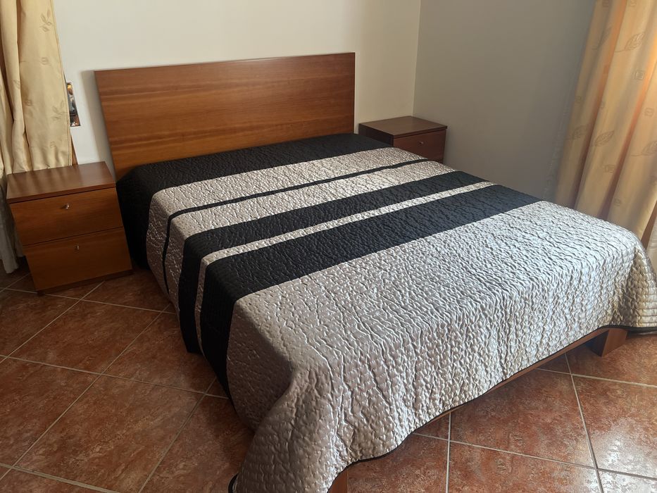 Quarto completo , armario 5 portas , cama e mesinhas de cabeceira