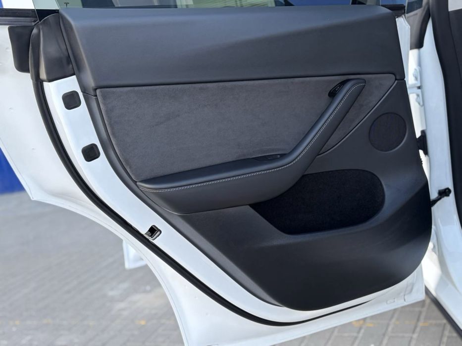 Tesla Model Y 2024 року