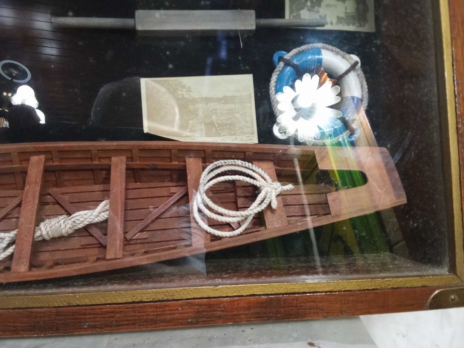 Barco de remo em caixa quadro