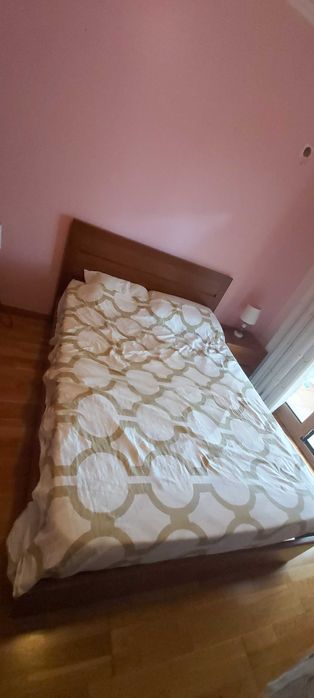 Cama de casal 140*190, mesa de cabeceira e Comoda