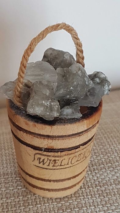 Pamiątka - Kamienie  Apofyllit w drewnianym wiaderku,