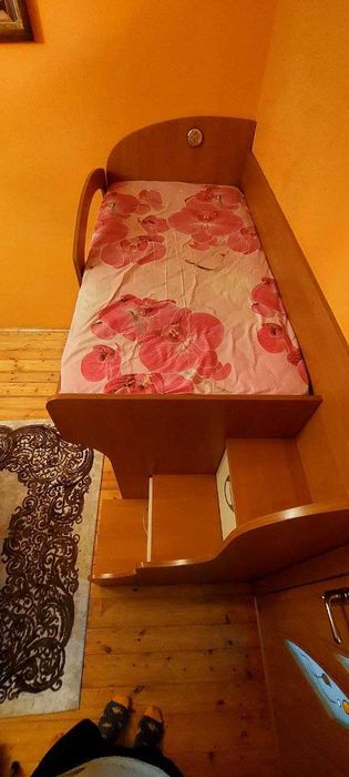 Дитяче ліжко двоярусне ,внизу шафа,збоку сходи-шуфляди.