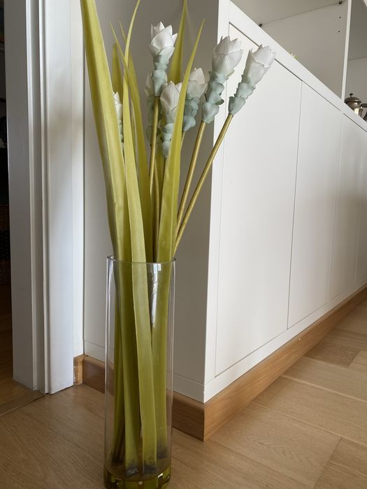 Jarra de vidro com arranjo flores brancas