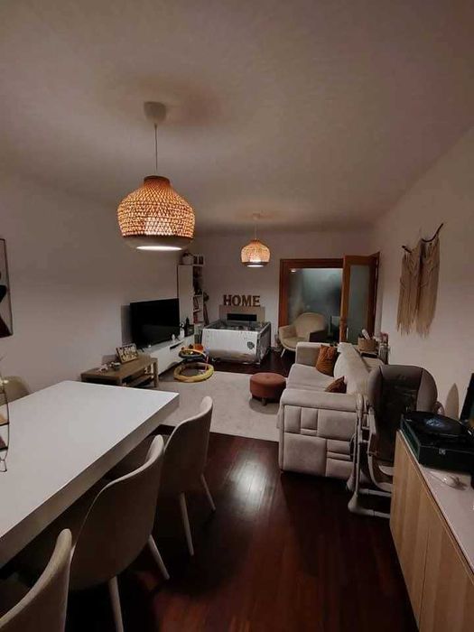 Recheio de casa, mesa, cadeiras, sofá, frigorífico e etc