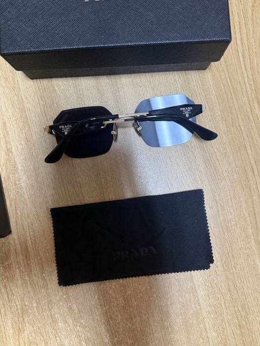 Oculos Prada com lentes pretas na caixa